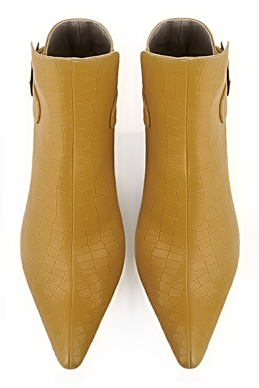 Bottines femme boucles à l'arrière jaune ocre. Bout effilé. Talon bottier de 6.5 cm - Vue du dessus