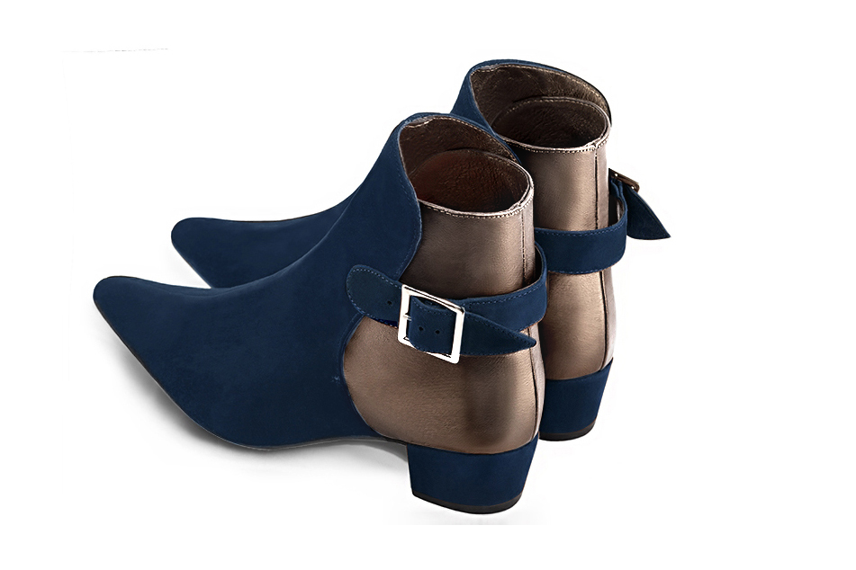 Bottines élégantes et raffinées avec des boucles à l'arrière, coloris bleu marine et or mordoré. Bout effilé. Mi-haut. Talon conique. Personnalisation : Choix des cuirs, des couleurs et des talons. Cou-de-pied sur mesure. - Florence KOOIJMAN