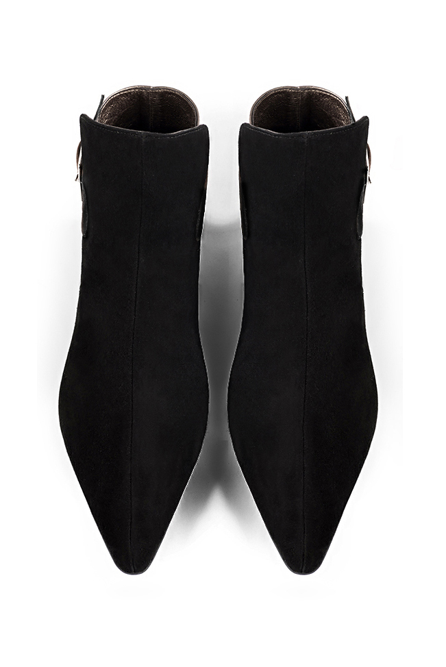 Boots femme : Boots avec des boucles à l'arrière couleur noir mat et or mordoré. Bout effilé. Petit talon conique. Vue du dessus - Florence KOOIJMAN
