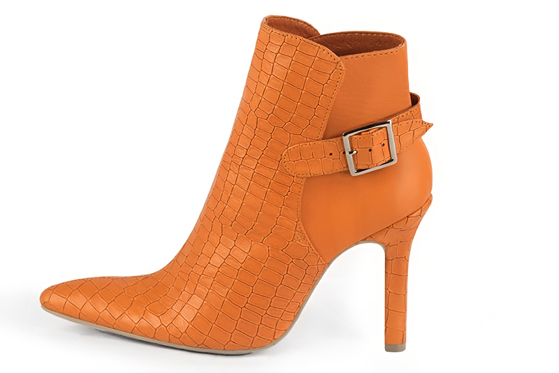 Boots élégantes et raffinées avec des boucles à l'arrière, coloris orange abricot. Bout effilé. Talon très haut fin. Personnalisation : Choix des cuirs, des couleurs et des talons. Cou-de-pied sur mesure. - Florence KOOIJMAN