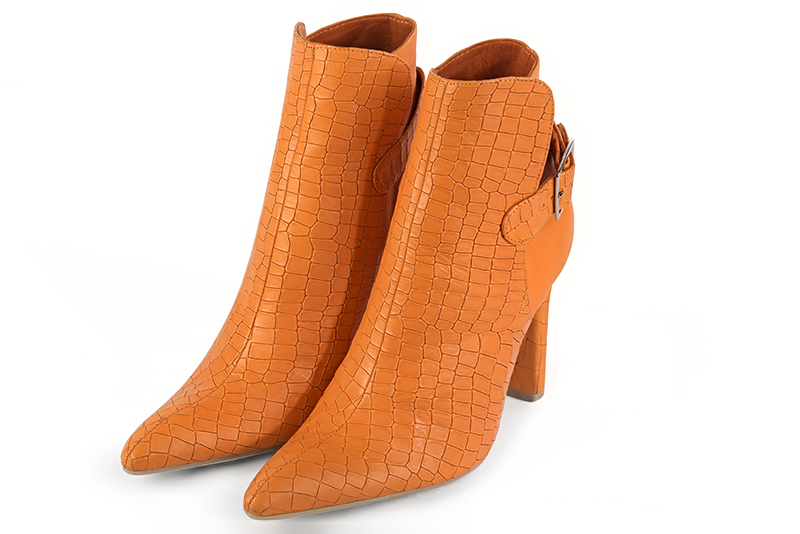 Bottines femme boucles à l'arrière orange abricot. Bout effilé. Talon fin de 9.5 cm - Vue avant