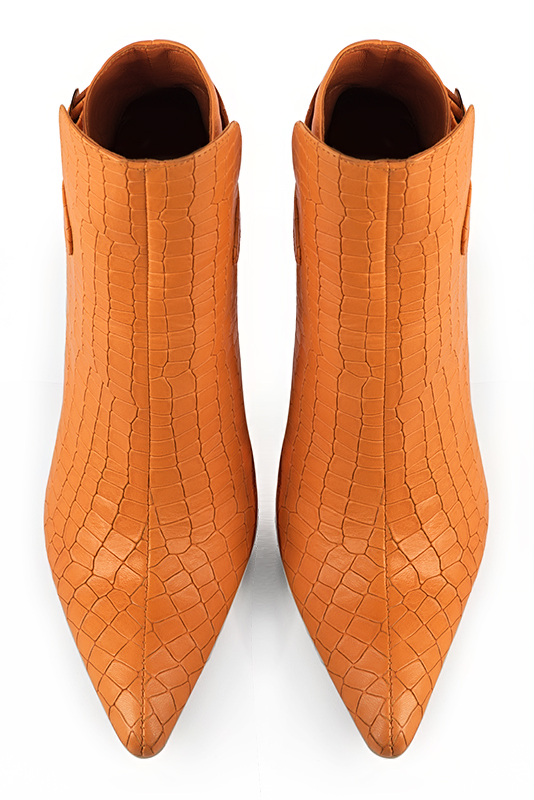 Boots élégantes et raffinées avec des boucles à l'arrière, coloris orange abricot. Bout effilé. Talon très haut fin. Personnalisation : Choix des cuirs, des couleurs et des talons. Cou-de-pied sur mesure. - Florence KOOIJMAN