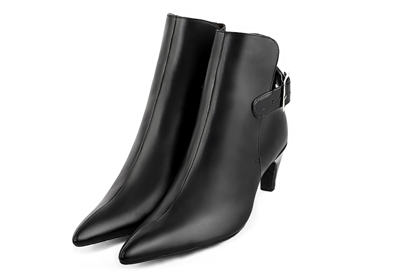 Bottines élégantes et raffinées avec des boucles à l'arrière, coloris noir satiné. Bout effilé. Mi-haut à haut. Talon fin. Personnalisation : Choix des cuirs, des couleurs et des talons. Cou-de-pied sur mesure. - Florence KOOIJMAN
