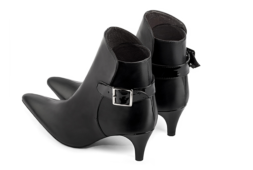 Bottines élégantes et raffinées avec des boucles à l'arrière, coloris noir satiné. Bout effilé. Mi-haut à haut. Talon fin. Personnalisation : Choix des cuirs, des couleurs et des talons. Cou-de-pied sur mesure. - Florence KOOIJMAN