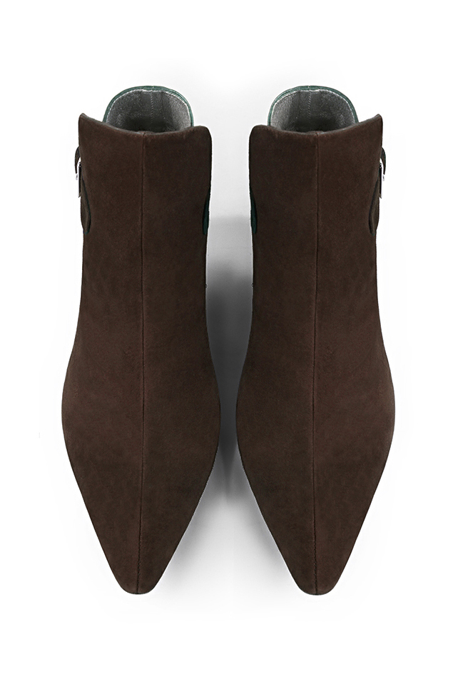 Boots femme : Boots avec des boucles à l'arrière couleur marron ébène et or mordoré. Bout effilé. Talon mi-haut évasé. Vue du dessus - Florence KOOIJMAN