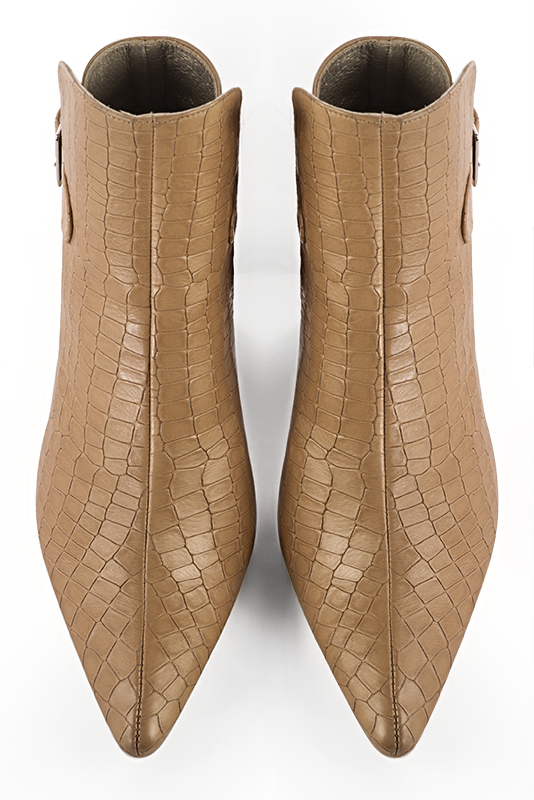 Bottines femme boucles à l'arrière beige camel. Bout effilé. Talon fin de 7.5 cm - Vue du dessus