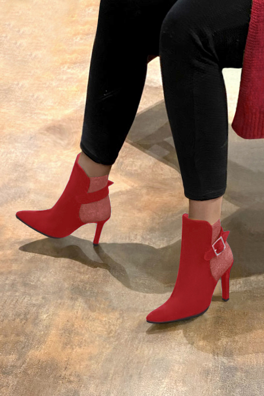 Boots femme : Boots avec des boucles à l'arrière couleur rouge carmin. Bout effilé. Talon très haut fin. Vue du dessus - Florence KOOIJMAN