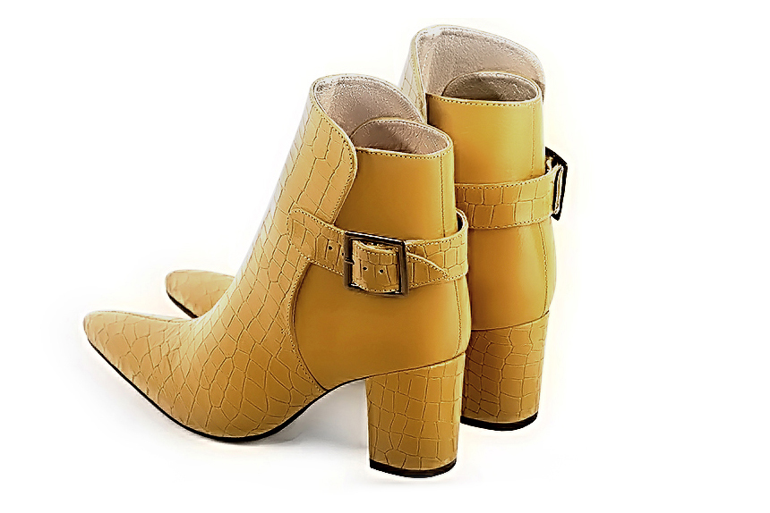 Boots femme : Boots avec des boucles à l'arrière couleur jaune ocre. Bout effilé. Talon mi-haut bottier. Vue arrière - Florence KOOIJMAN