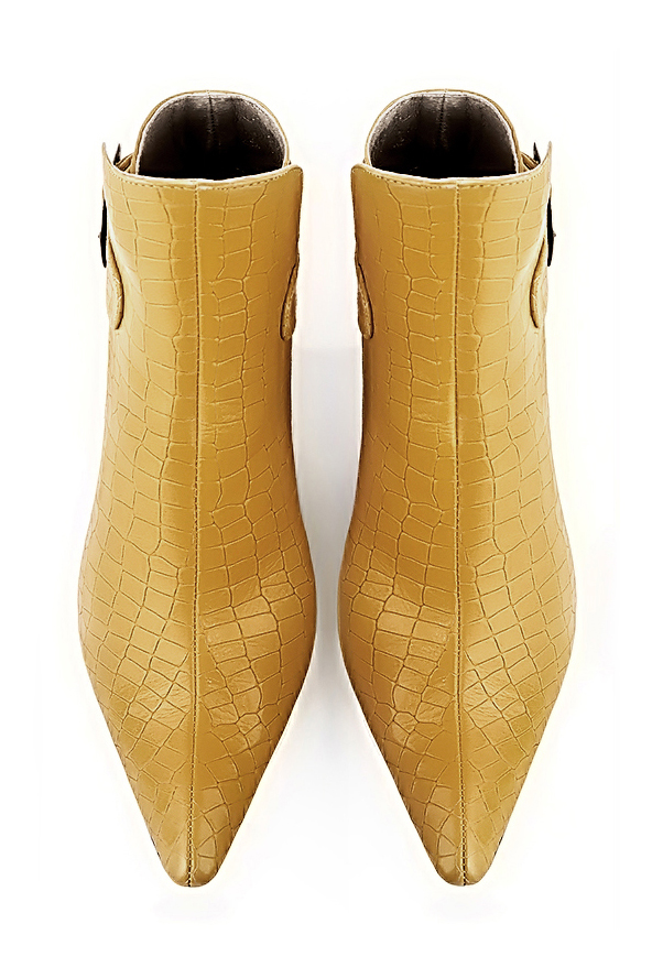 Boots femme : Boots avec des boucles à l'arrière couleur jaune ocre. Bout effilé. Talon mi-haut bottier. Vue du dessus - Florence KOOIJMAN