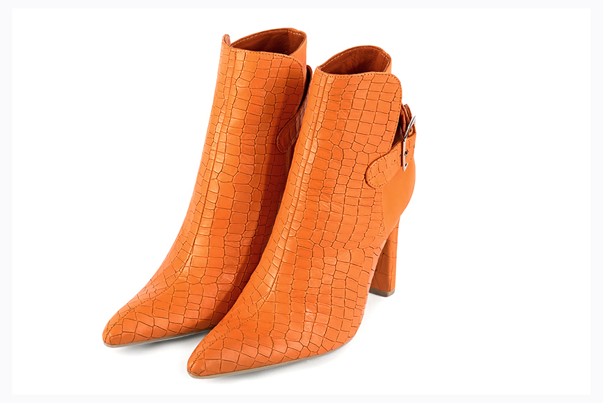 Boots femme : Boots avec des boucles à l'arrière couleur orange abricot. Bout effilé. Talon très haut fin Vue avant - Florence KOOIJMAN