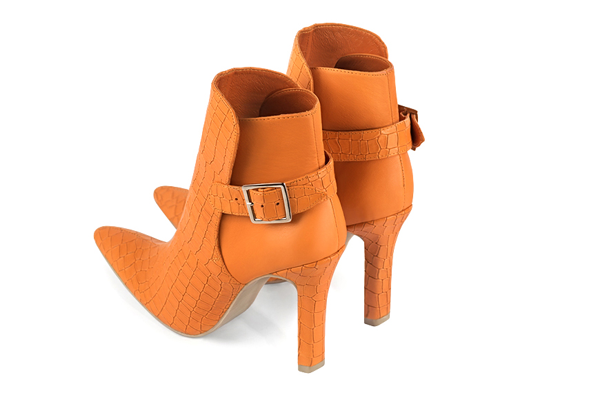 Boots femme : Boots avec des boucles à l'arrière couleur orange abricot. Bout effilé. Talon très haut fin. Vue arrière - Florence KOOIJMAN