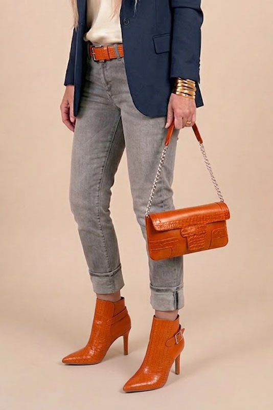 Bottines habillées femme boucles arrière en cuir orange abricot à talon fin de 9.5 cm et bout effilé - Vue porté
