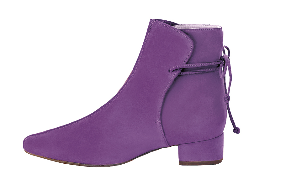 Boots femme : Bottines lacets à l'arrière couleur violet améthyste. Bout rond. Petit talon bottier. Vue de profil - Florence KOOIJMAN