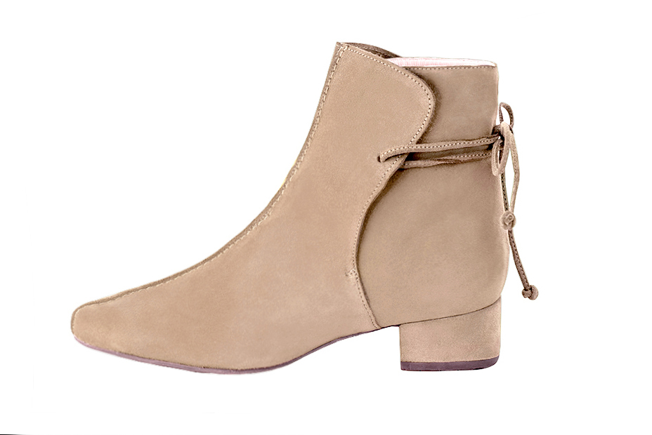 Boots femme : Bottines lacets à l'arrière couleur beige sahara. Bout rond. Petit talon bottier. Vue de profil - Florence KOOIJMAN
