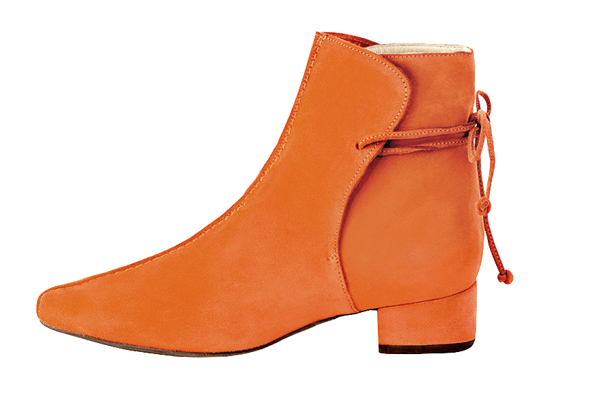 Boots femme : Bottines lacets à l'arrière couleur orange clémentine. Bout rond. Petit talon bottier. Vue de profil - Florence KOOIJMAN
