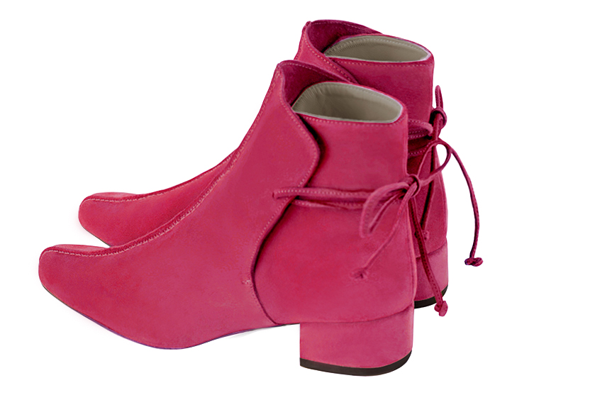 Bottines femme lacets à l'arrière rose fuchsia. Bout rond. Talon bottier de 3.5 cm - Vue arrière