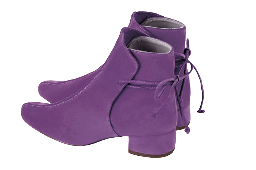 Boots femme : Bottines lacets à l'arrière couleur violet améthyste. Bout rond. Petit talon bottier. Vue arrière - Florence KOOIJMAN