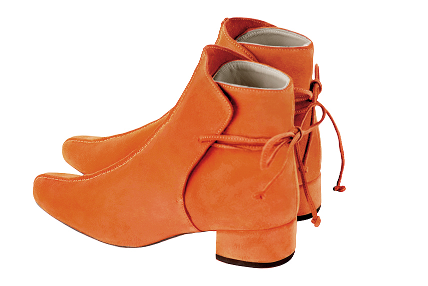 Boots femme : Bottines lacets à l'arrière couleur orange clémentine. Bout rond. Petit talon bottier. Vue arrière - Florence KOOIJMAN