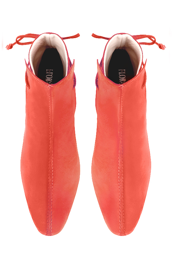 Boots femme : Bottines lacets à l'arrière couleur orange saumon. Bout rond. Petit talon bottier. Vue du dessus - Florence KOOIJMAN