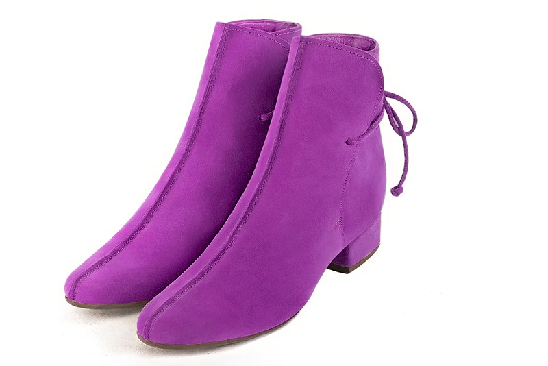 Boots femme : Bottines lacets à l'arrière couleur violet mauve. Bout rond. Petit talon bottier Vue avant - Florence KOOIJMAN