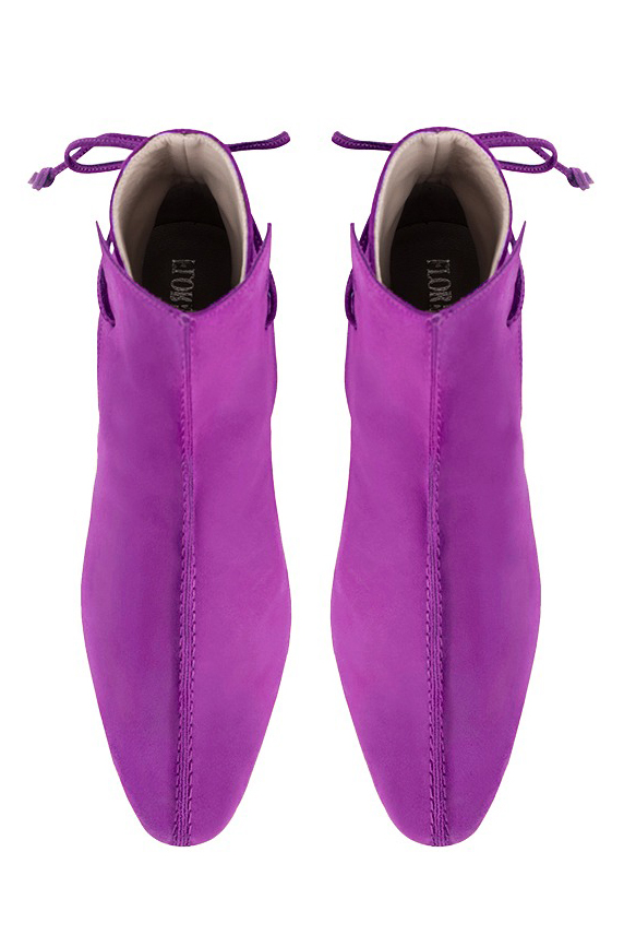 Boots femme : Bottines lacets à l'arrière couleur violet mauve. Bout rond. Petit talon bottier. Vue du dessus - Florence KOOIJMAN
