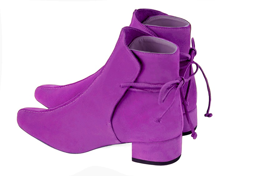 Boots femme : Bottines lacets à l'arrière couleur violet mauve. Bout rond. Petit talon bottier. Vue arrière - Florence KOOIJMAN