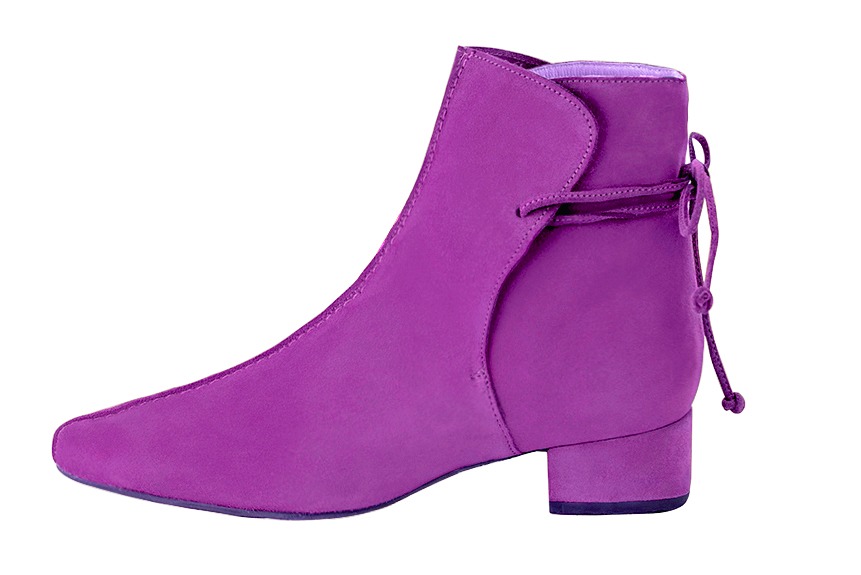 Boots femme : Bottines lacets à l'arrière couleur violet mauve. Bout rond. Petit talon bottier. Vue de profil - Florence KOOIJMAN