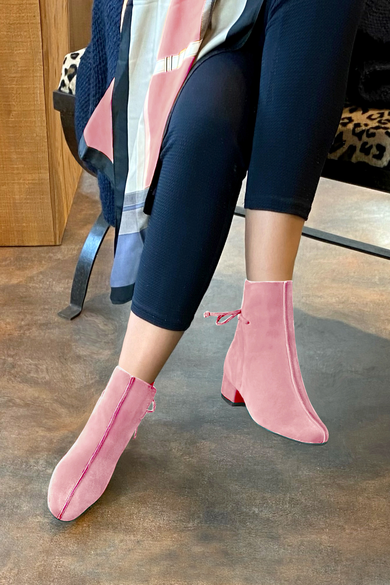 Boots femme : Bottines lacets à l'arrière couleur rose camélia. Bout rond. Petit talon bottier. Vue porté - Florence KOOIJMAN