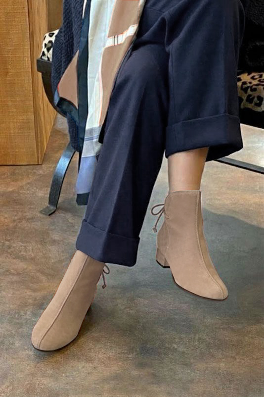 Bottines à laçage arrière pour femme en cuir sable avec bout rond et talon bottier de 3.5 cm - Vue du dessus