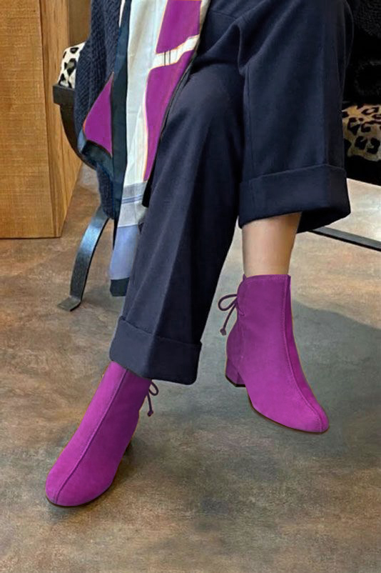 Bottines à laçage arrière pour femme en cuir mauve avec bout rond et talon bottier de 3.5 cm - Vue du dessus