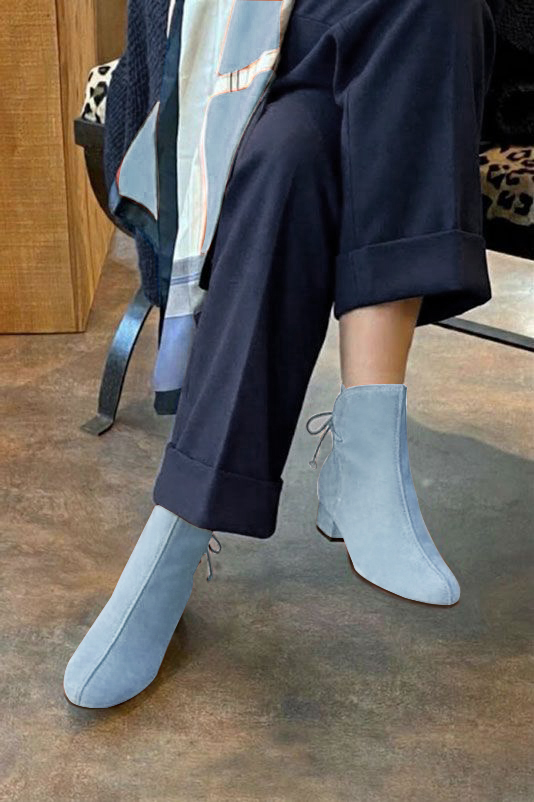 Bottines à laçage arrière pour femme en cuir bleu ciel avec bout rond et talon bottier de 3.5 cm - Vue du dessus