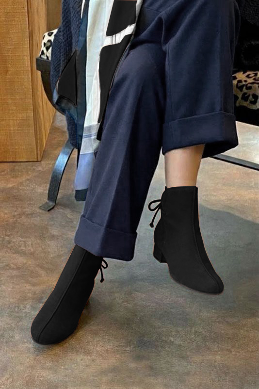 Bottines à laçage arrière pour femme en cuir noir mat avec bout rond et talon bottier de 3.5 cm - Vue du dessus