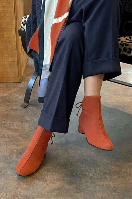 Bottines à laçage arrière pour femme en cuir orange avec bout rond et talon bottier de 3.5 cm - Vue du dessus