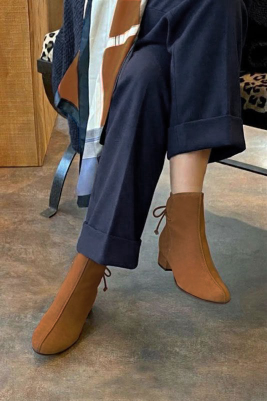 Bottines à laçage arrière pour femme en cuir cognac avec bout rond et talon bottier de 3.5 cm - Vue du dessus
