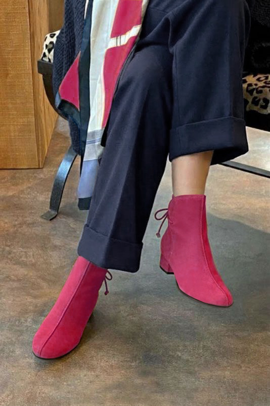 Bottines à laçage arrière pour femme en cuir fuchsia avec bout rond et talon bottier de 3.5 cm - Vue du dessus