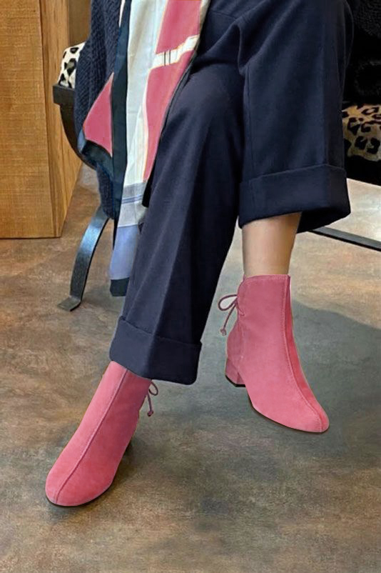 Bottines à laçage arrière pour femme en cuir rose bonbon avec bout rond et talon bottier de 3.5 cm - Vue du dessus