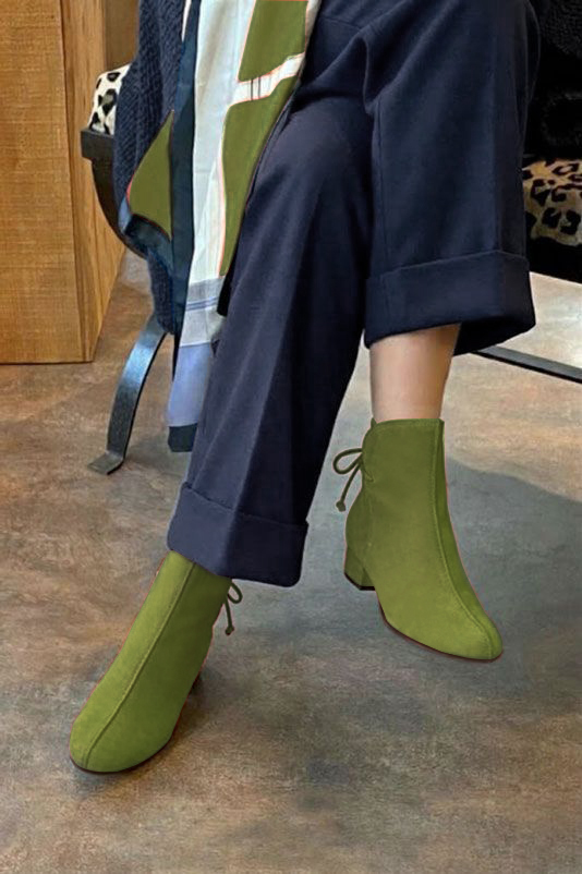 Bottines à laçage arrière pour femme en cuir vert pistache avec bout rond et talon bottier de 3.5 cm - Vue du dessus