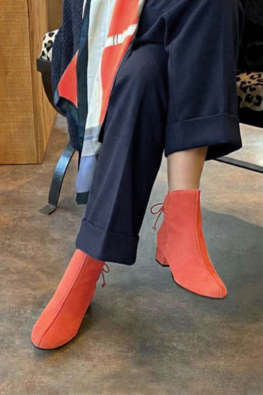 Bottines à laçage arrière pour femme en cuir corail avec bout rond et talon bottier de 3.5 cm - Vue du dessus
