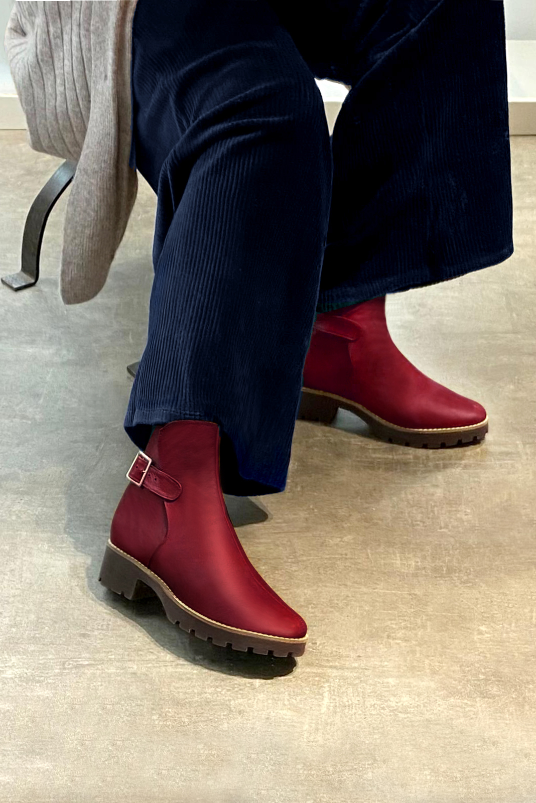 Boots femme : Boots avec des boucles à l'arrière couleur rouge carmin. Bout rond. Semelle gomme petit talon. Vue porté - Florence KOOIJMAN
