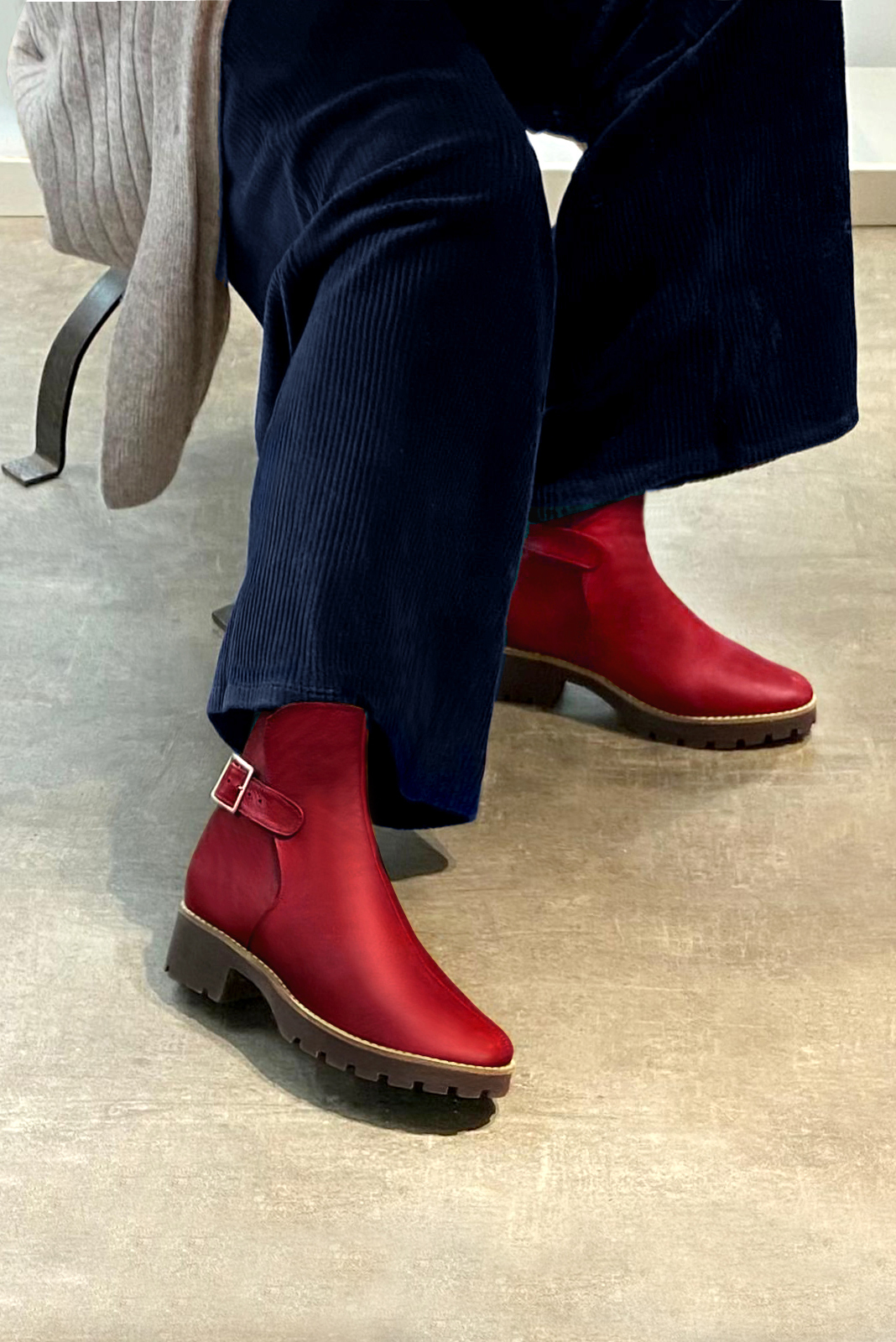 Boots femme : Boots avec des boucles à l'arrière couleur rouge carmin. Bout rond. Semelle gomme petit talon. Vue porté - Florence KOOIJMAN