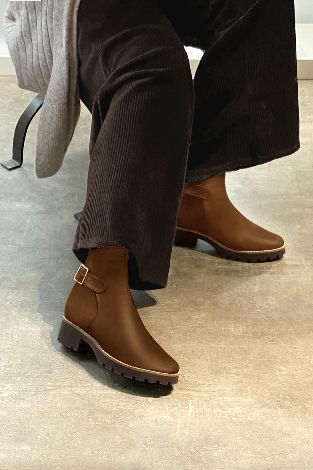 Boots femme : Boots avec des boucles à l'arrière couleur marron caramel. Bout rond. Semelle gomme petit talon. Vue porté - Florence KOOIJMAN