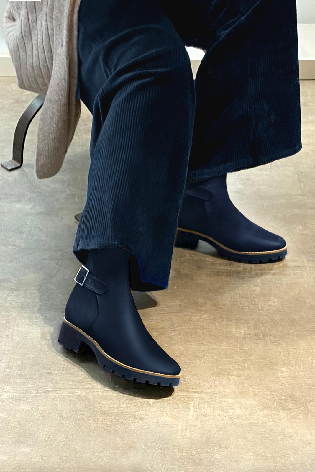 Boots femme : Boots avec des boucles à l'arrière couleur bleu marine. Bout rond. Semelle gomme petit talon. Vue porté - Florence KOOIJMAN