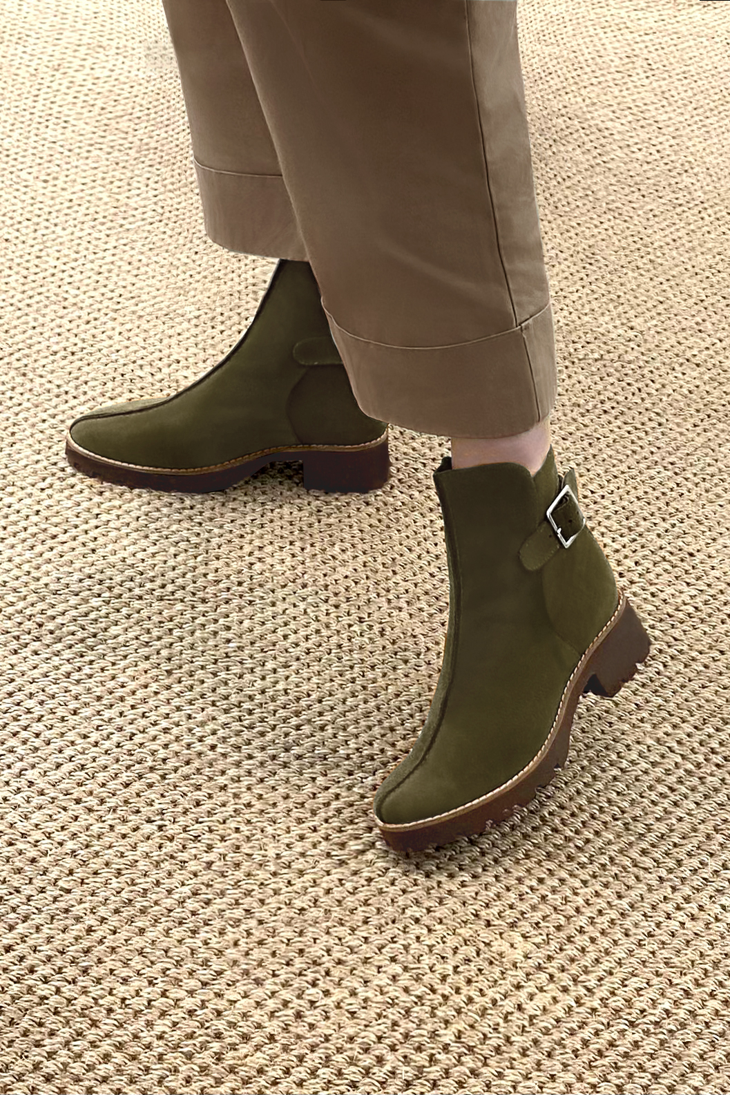 Boots femme : Boots avec des boucles à l'arrière couleur vert kaki. Bout rond. Semelle gomme petit talon. Vue porté - Florence KOOIJMAN