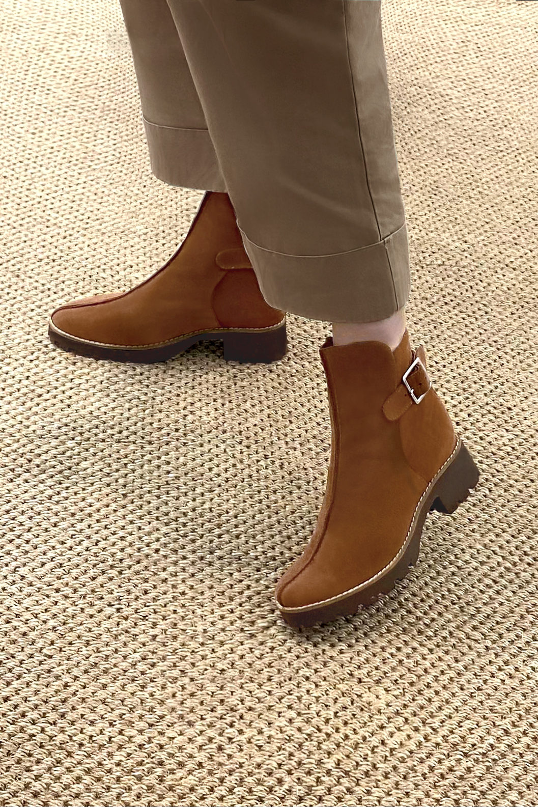 Boots femme : Boots avec des boucles à l'arrière couleur marron caramel. Bout rond. Semelle gomme petit talon. Vue porté - Florence KOOIJMAN