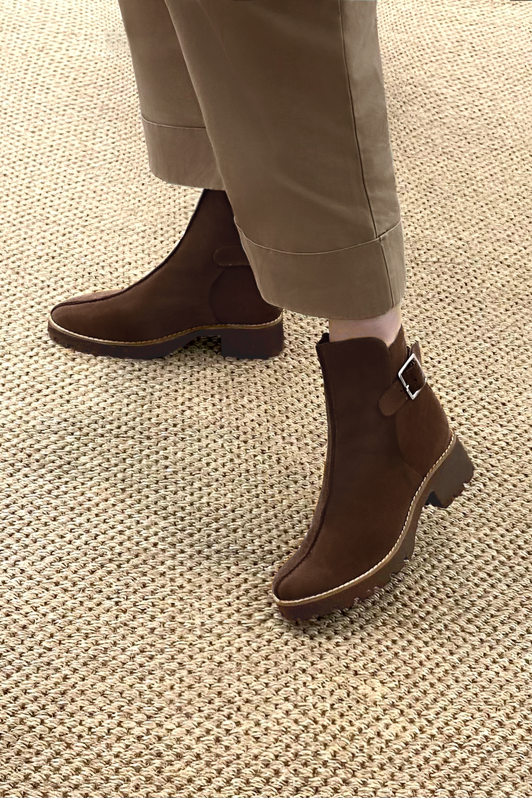 Boots femme : Boots avec des boucles à l'arrière couleur marron ébène. Bout rond. Semelle gomme petit talon. Vue porté - Florence KOOIJMAN