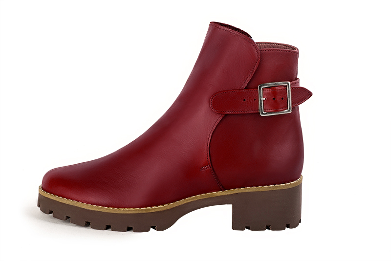 Boots femme : Boots avec des boucles à l'arrière couleur rouge carmin. Bout rond. Semelle gomme petit talon. Vue de profil - Florence KOOIJMAN