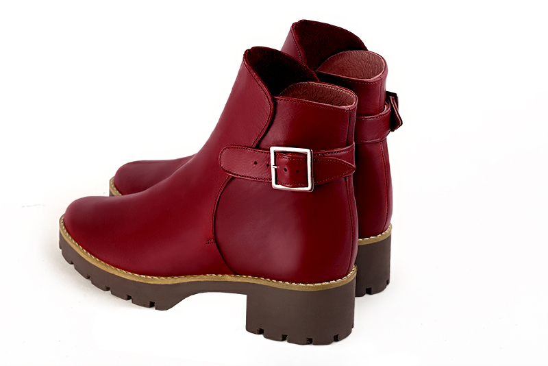 Boots femme : Boots avec des boucles à l'arrière couleur rouge carmin. Bout rond. Semelle gomme petit talon. Vue arrière - Florence KOOIJMAN