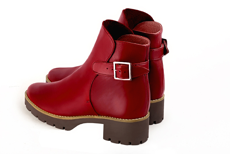 Boots femme : Boots avec des boucles à l'arrière couleur rouge carmin. Bout rond. Semelle gomme petit talon. Vue arrière - Florence KOOIJMAN