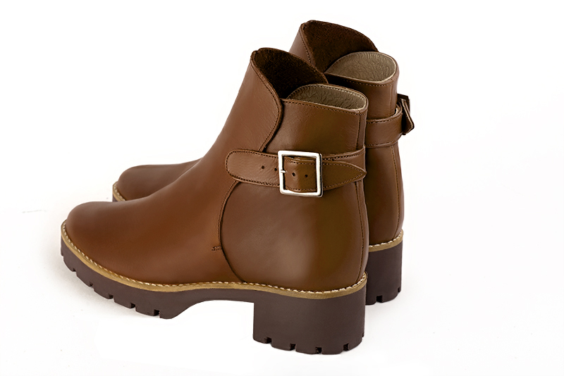 Boots femme : Boots avec des boucles à l'arrière couleur marron caramel. Bout rond. Semelle gomme petit talon. Vue arrière - Florence KOOIJMAN