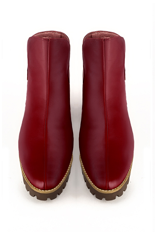 Boots femme : Boots avec des boucles à l'arrière couleur rouge carmin. Bout rond. Semelle gomme petit talon. Vue du dessus - Florence KOOIJMAN
